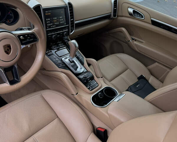 Белый Порше Каен, объемом двигателя 3.6 л и пробегом 98 тыс. км за 33999 $, фото 4 на Automoto.ua