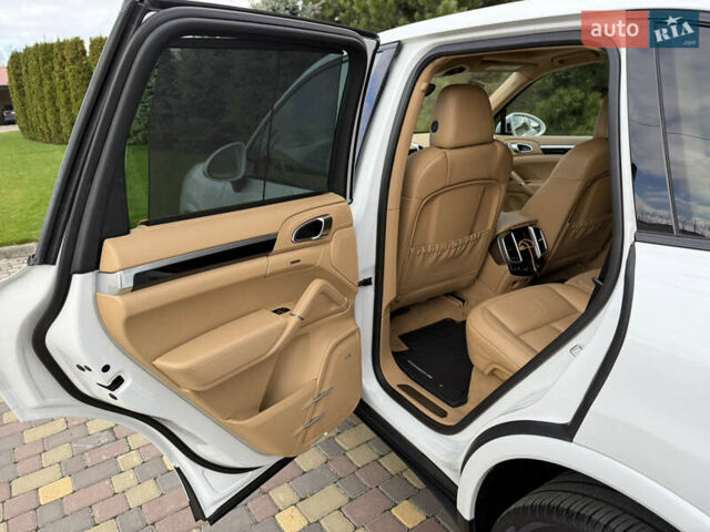 Белый Порше Каен, объемом двигателя 3.6 л и пробегом 70 тыс. км за 27000 $, фото 17 на Automoto.ua