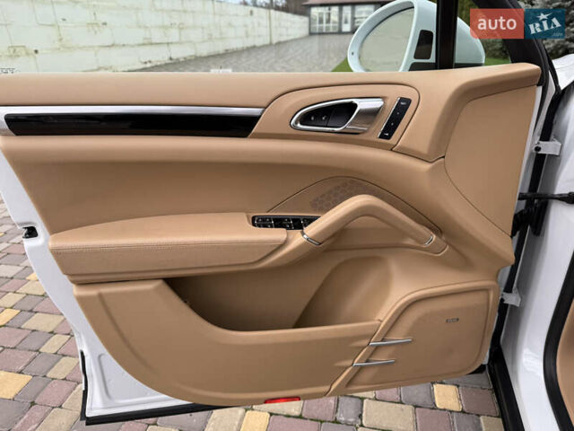 Белый Порше Каен, объемом двигателя 3.6 л и пробегом 70 тыс. км за 27000 $, фото 12 на Automoto.ua