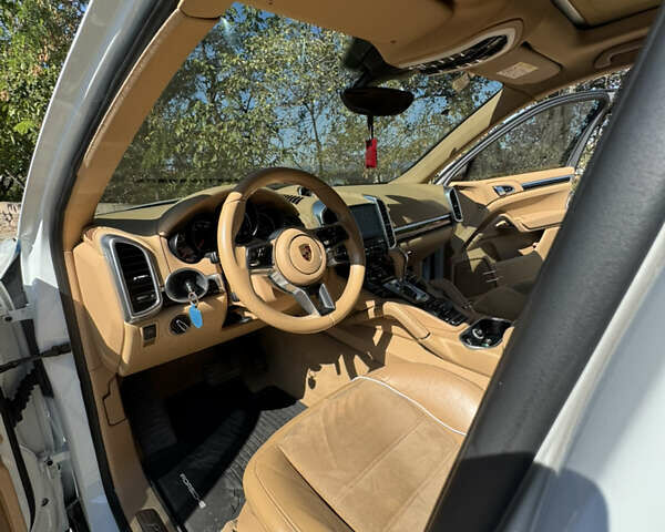 Белый Порше Каен, объемом двигателя 3.6 л и пробегом 115 тыс. км за 27000 $, фото 18 на Automoto.ua