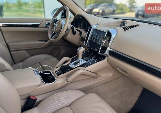 Белый Порше Каен, объемом двигателя 3.6 л и пробегом 70 тыс. км за 32000 $, фото 17 на Automoto.ua