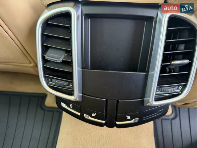 Белый Порше Каен, объемом двигателя 3.6 л и пробегом 70 тыс. км за 27000 $, фото 26 на Automoto.ua