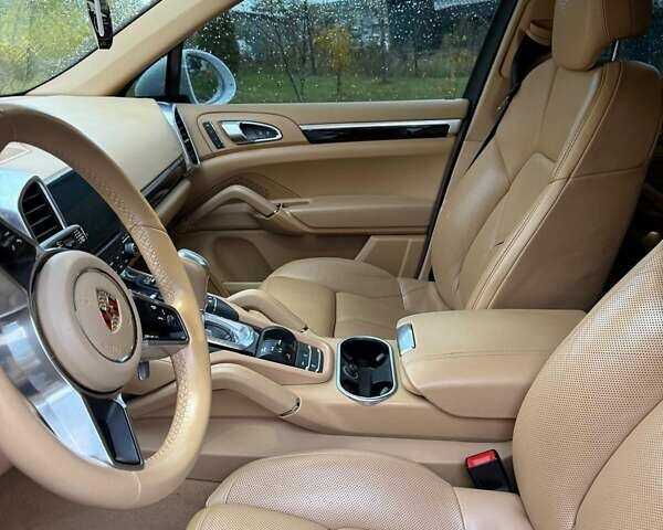 Порше Cayenne 2016 у Києві на Automoto.ua Білий Порше Cayenne, об'ємом двигуна 3.6 л та пробігом 167 тис. км за 24000 $, фото 7 на Automoto.ua