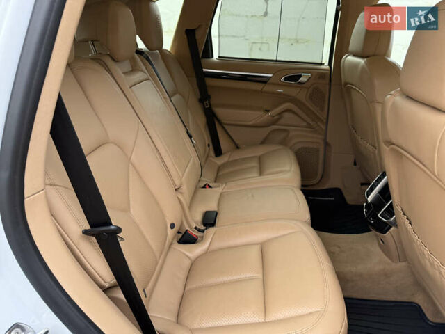 Белый Порше Каен, объемом двигателя 3.6 л и пробегом 70 тыс. км за 27000 $, фото 25 на Automoto.ua