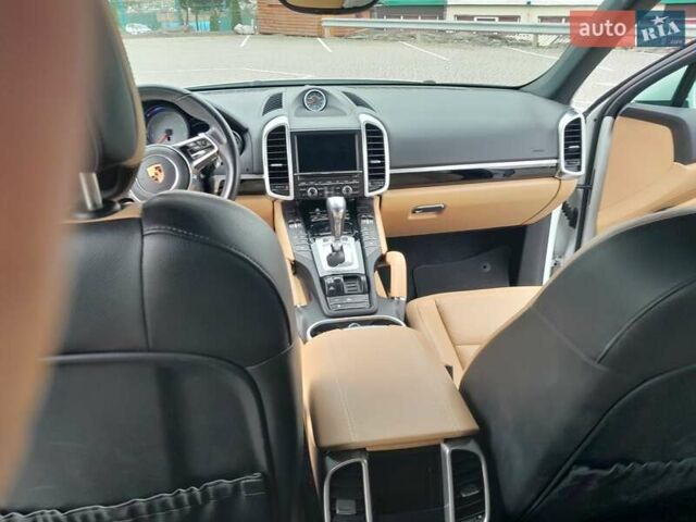 Белый Порше Каен, объемом двигателя 3.6 л и пробегом 150 тыс. км за 30000 $, фото 6 на Automoto.ua
