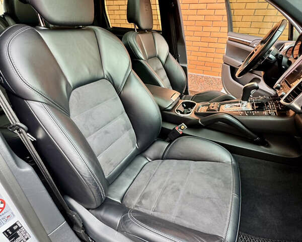 Белый Порше Каен, объемом двигателя 2.97 л и пробегом 120 тыс. км за 43500 $, фото 7 на Automoto.ua