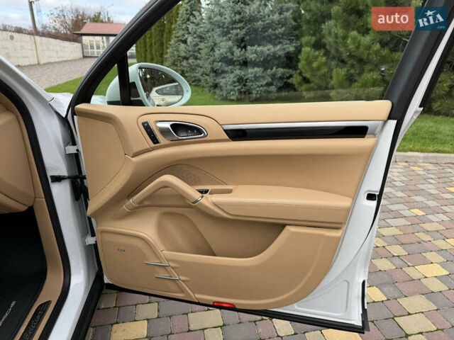 Белый Порше Каен, объемом двигателя 3.6 л и пробегом 70 тыс. км за 27000 $, фото 21 на Automoto.ua