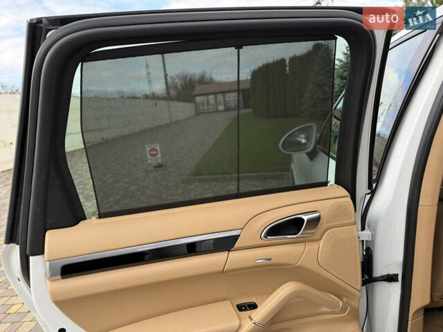 Белый Порше Каен, объемом двигателя 3.6 л и пробегом 70 тыс. км за 27000 $, фото 23 на Automoto.ua