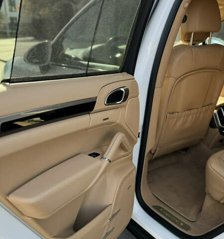 Білий Порше Cayenne, об'ємом двигуна 3 л та пробігом 99 тис. км за 32500 $, фото 25 на Automoto.ua