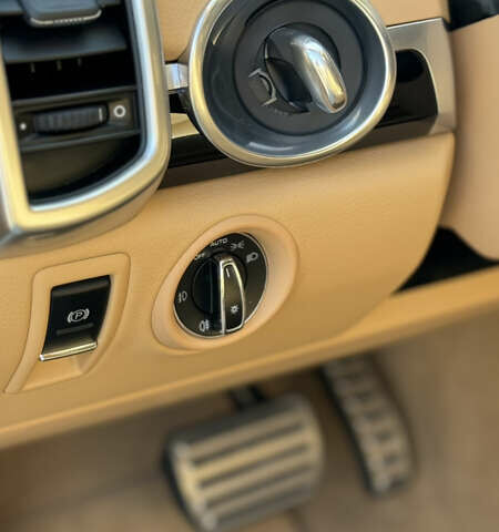 Білий Порше Cayenne, об'ємом двигуна 3 л та пробігом 99 тис. км за 32500 $, фото 21 на Automoto.ua