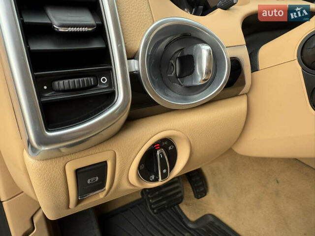 Белый Порше Каен, объемом двигателя 3.6 л и пробегом 70 тыс. км за 27000 $, фото 16 на Automoto.ua