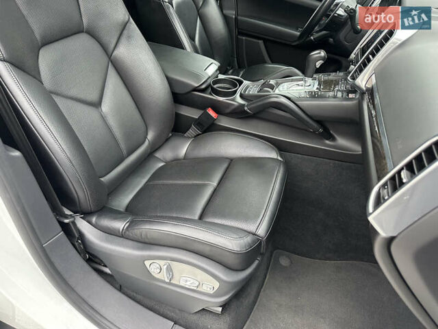 Белый Порше Каен, объемом двигателя 3.6 л и пробегом 62 тыс. км за 29999 $, фото 25 на Automoto.ua