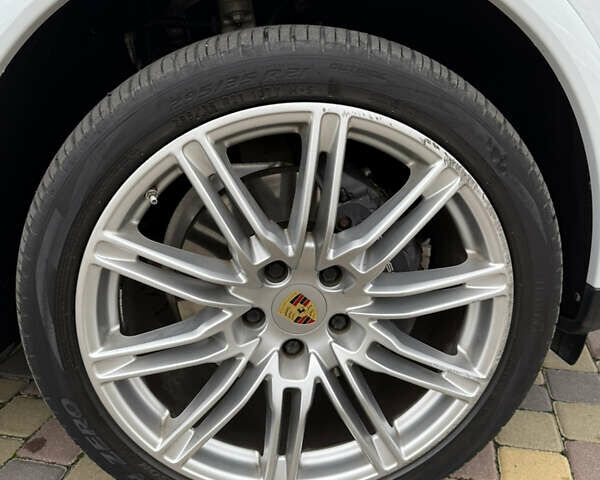 Белый Порше Каен, объемом двигателя 3.6 л и пробегом 70 тыс. км за 27000 $, фото 6 на Automoto.ua