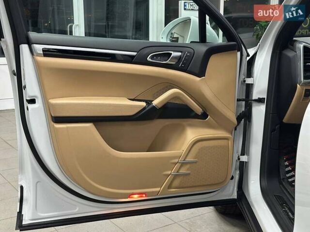 Белый Порше Каен, объемом двигателя 2.97 л и пробегом 54 тыс. км за 35290 $, фото 25 на Automoto.ua