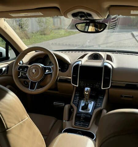 Білий Порше Cayenne, об'ємом двигуна 3 л та пробігом 99 тис. км за 32500 $, фото 19 на Automoto.ua