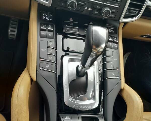 Белый Порше Каен, объемом двигателя 3.6 л и пробегом 150 тыс. км за 30000 $, фото 5 на Automoto.ua