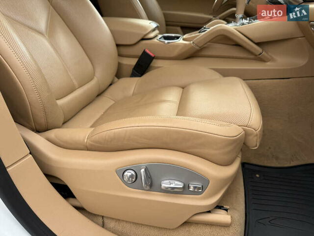 Белый Порше Каен, объемом двигателя 3.6 л и пробегом 70 тыс. км за 27000 $, фото 20 на Automoto.ua