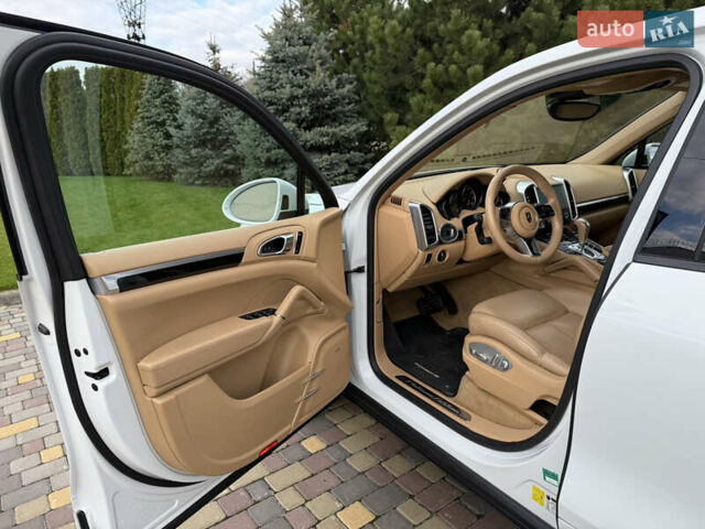 Белый Порше Каен, объемом двигателя 3.6 л и пробегом 70 тыс. км за 27000 $, фото 11 на Automoto.ua