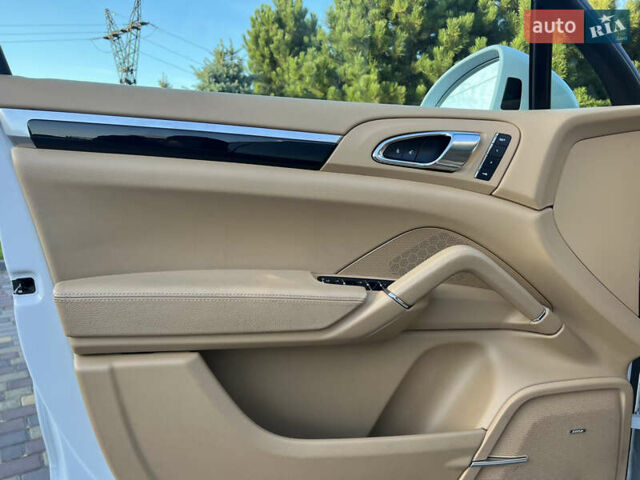 Білий Порше Cayenne, об'ємом двигуна 3.6 л та пробігом 68 тис. км за 27999 $, фото 10 на Automoto.ua