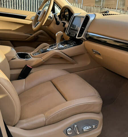 Білий Порше Cayenne, об'ємом двигуна 3 л та пробігом 99 тис. км за 32500 $, фото 16 на Automoto.ua