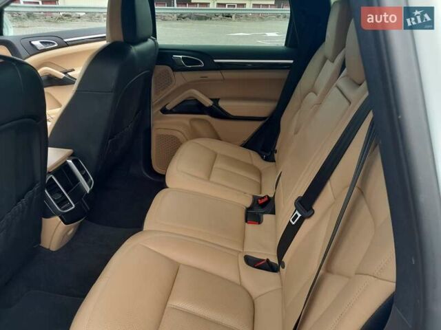 Белый Порше Каен, объемом двигателя 3.6 л и пробегом 150 тыс. км за 30000 $, фото 2 на Automoto.ua