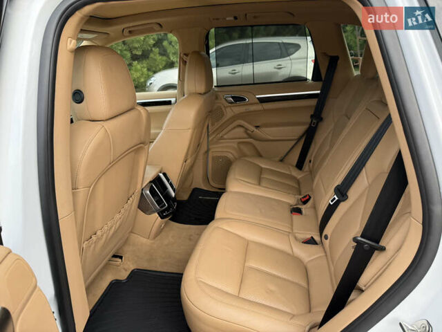 Белый Порше Каен, объемом двигателя 3.6 л и пробегом 70 тыс. км за 27000 $, фото 18 на Automoto.ua