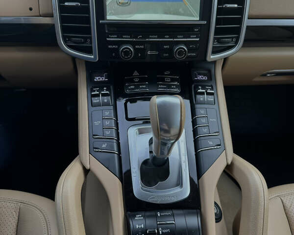 Белый Порше Каен, объемом двигателя 3.6 л и пробегом 98 тыс. км за 33999 $, фото 3 на Automoto.ua