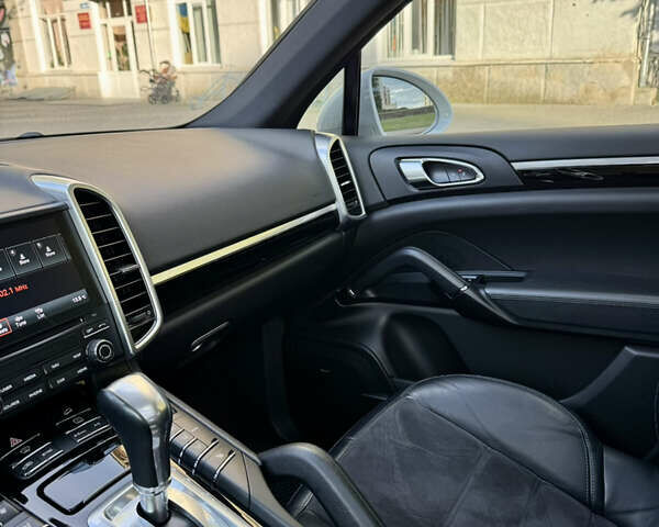 Белый Порше Каен, объемом двигателя 2.97 л и пробегом 120 тыс. км за 43500 $, фото 13 на Automoto.ua