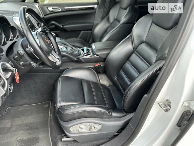 Белый Порше Каен, объемом двигателя 2.97 л и пробегом 140 тыс. км за 38500 $, фото 28 на Automoto.ua