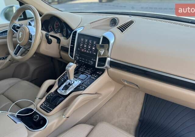 Белый Порше Каен, объемом двигателя 3.6 л и пробегом 70 тыс. км за 32000 $, фото 18 на Automoto.ua