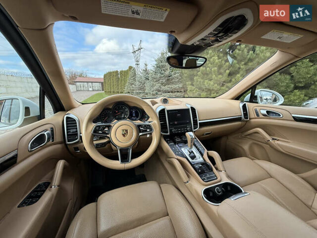 Белый Порше Каен, объемом двигателя 3.6 л и пробегом 70 тыс. км за 27000 $, фото 30 на Automoto.ua