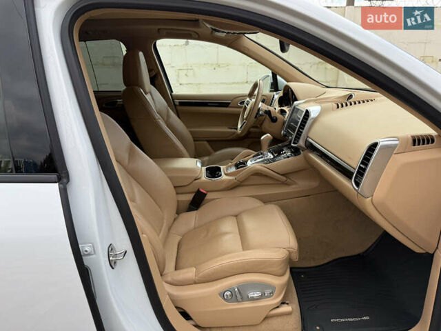 Белый Порше Каен, объемом двигателя 3.6 л и пробегом 70 тыс. км за 27000 $, фото 19 на Automoto.ua