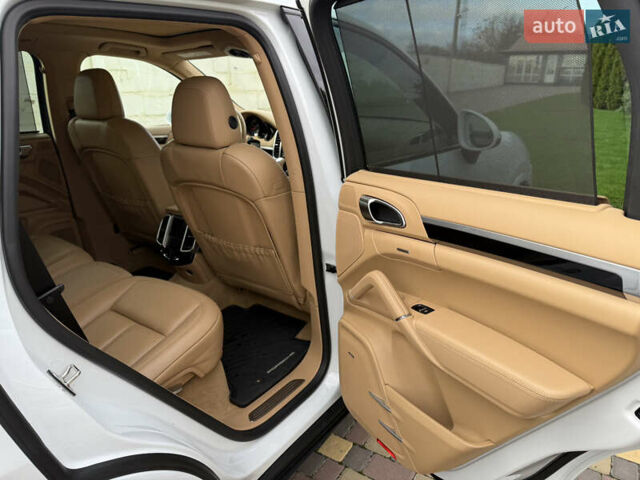 Белый Порше Каен, объемом двигателя 3.6 л и пробегом 70 тыс. км за 27000 $, фото 24 на Automoto.ua
