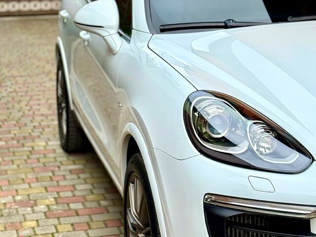 Белый Порше Каен, объемом двигателя 3 л и пробегом 120 тыс. км за 43500 $, фото 2 на Automoto.ua