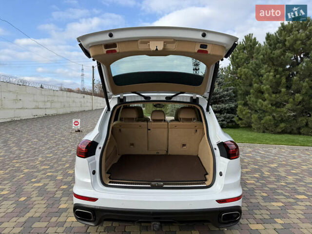 Белый Порше Каен, объемом двигателя 3.6 л и пробегом 70 тыс. км за 27000 $, фото 31 на Automoto.ua