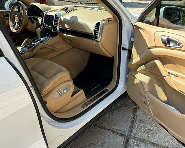 Белый Порше Каен, объемом двигателя 3.6 л и пробегом 115 тыс. км за 27000 $, фото 14 на Automoto.ua