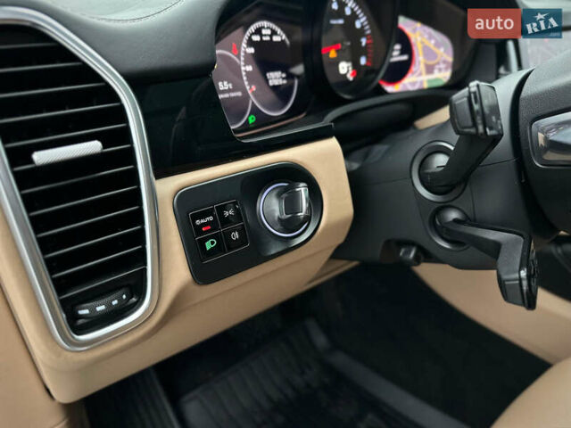 Белый Порше Каен, объемом двигателя 3 л и пробегом 179 тыс. км за 47800 $, фото 31 на Automoto.ua