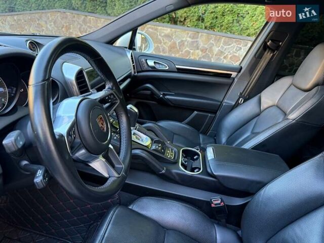 Білий Порше Cayenne, об'ємом двигуна 3.6 л та пробігом 111 тис. км за 31000 $, фото 27 на Automoto.ua