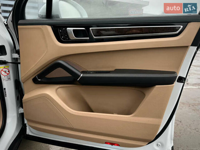 Белый Порше Каен, объемом двигателя 3 л и пробегом 179 тыс. км за 47800 $, фото 52 на Automoto.ua