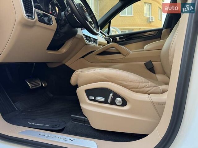 Білий Порше Cayenne, об'ємом двигуна 2.89 л та пробігом 115 тис. км за 49800 $, фото 46 на Automoto.ua