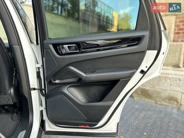 Белый Порше Каен, объемом двигателя 3 л и пробегом 105 тыс. км за 48500 $, фото 45 на Automoto.ua