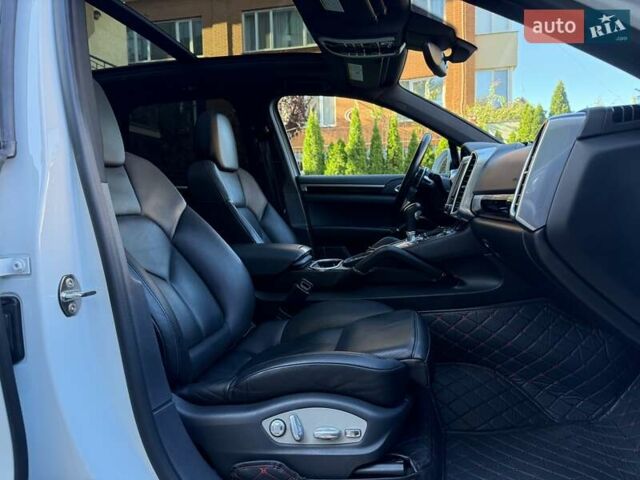 Білий Порше Cayenne, об'ємом двигуна 3.6 л та пробігом 111 тис. км за 31000 $, фото 33 на Automoto.ua