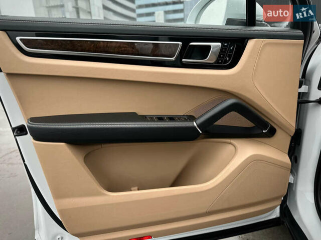 Белый Порше Каен, объемом двигателя 3 л и пробегом 179 тыс. км за 47800 $, фото 36 на Automoto.ua