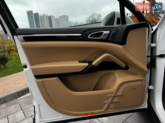 Белый Порше Каен, объемом двигателя 3.6 л и пробегом 150 тыс. км за 28900 $, фото 14 на Automoto.ua