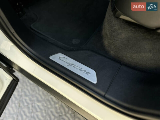 Белый Порше Каен, объемом двигателя 3 л и пробегом 105 тыс. км за 48500 $, фото 38 на Automoto.ua