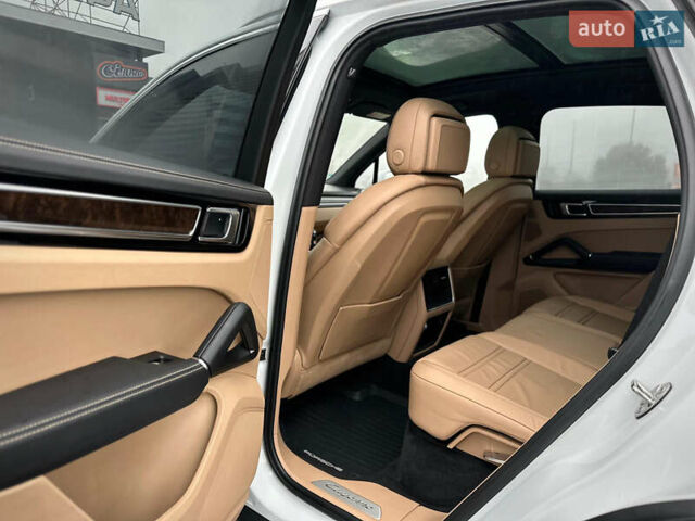 Белый Порше Каен, объемом двигателя 3 л и пробегом 179 тыс. км за 47800 $, фото 51 на Automoto.ua