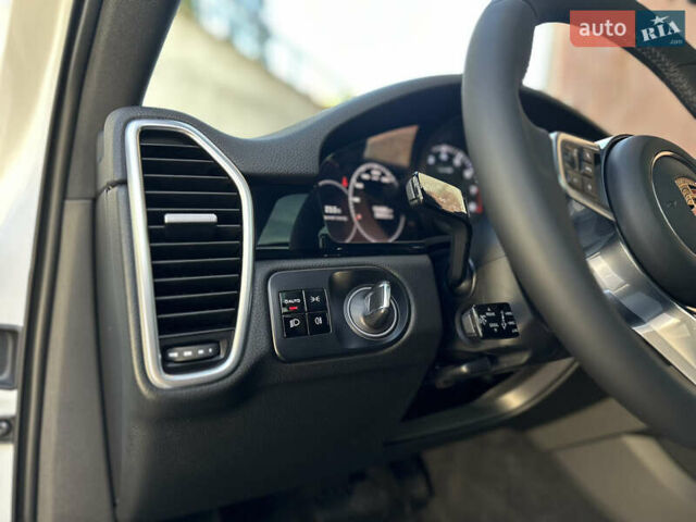 Белый Порше Каен, объемом двигателя 3 л и пробегом 105 тыс. км за 48500 $, фото 22 на Automoto.ua