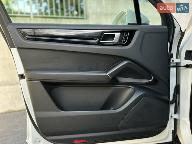 Белый Порше Каен, объемом двигателя 3 л и пробегом 105 тыс. км за 48500 $, фото 16 на Automoto.ua