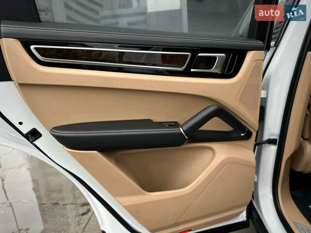 Белый Порше Каен, объемом двигателя 3 л и пробегом 179 тыс. км за 47800 $, фото 42 на Automoto.ua