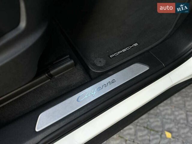 Белый Порше Каен, объемом двигателя 3 л и пробегом 105 тыс. км за 48500 $, фото 49 на Automoto.ua